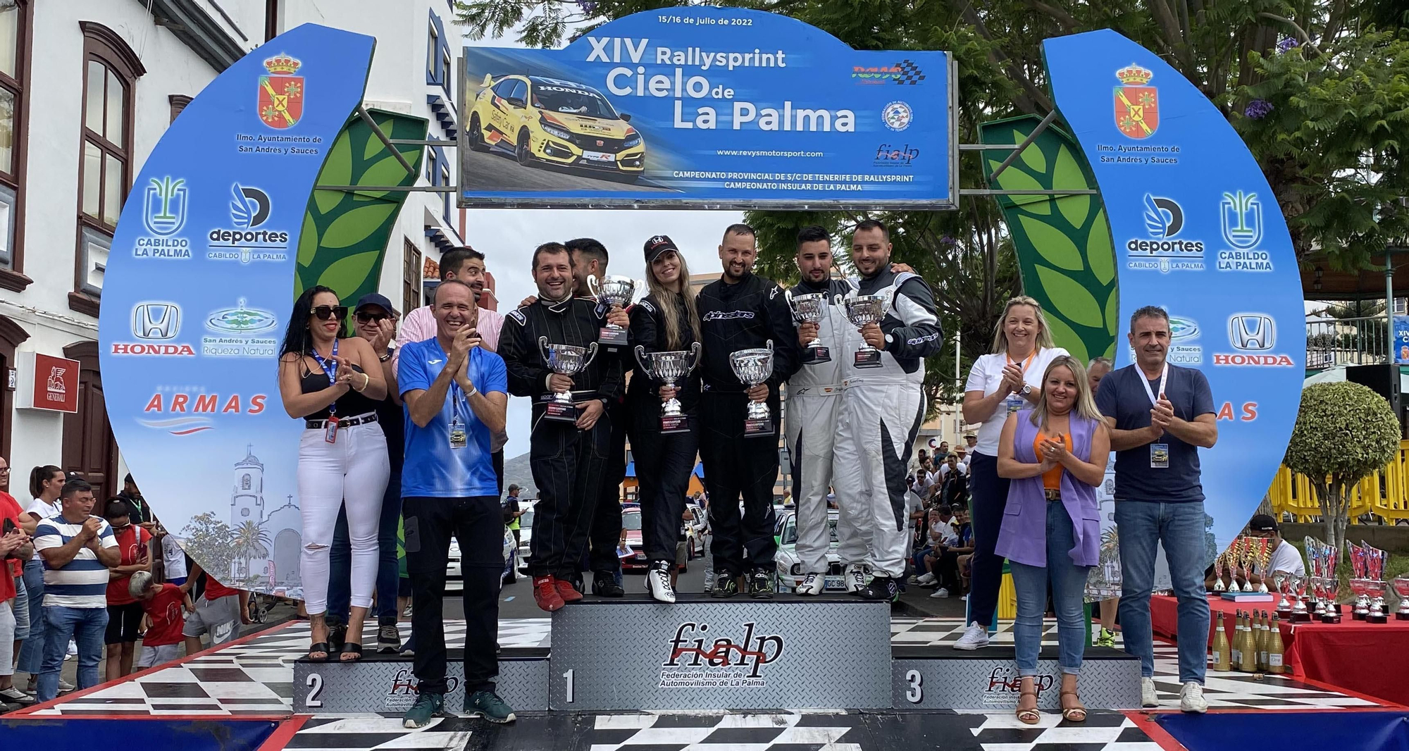 Los pilotos ganadores y las autoridades tras la finalización de la prueba.