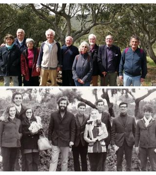 Las personas que participaron en la fuga junto a los dos reclutas en una fotografía hecha exactamente 52 años después en el mismo lugar