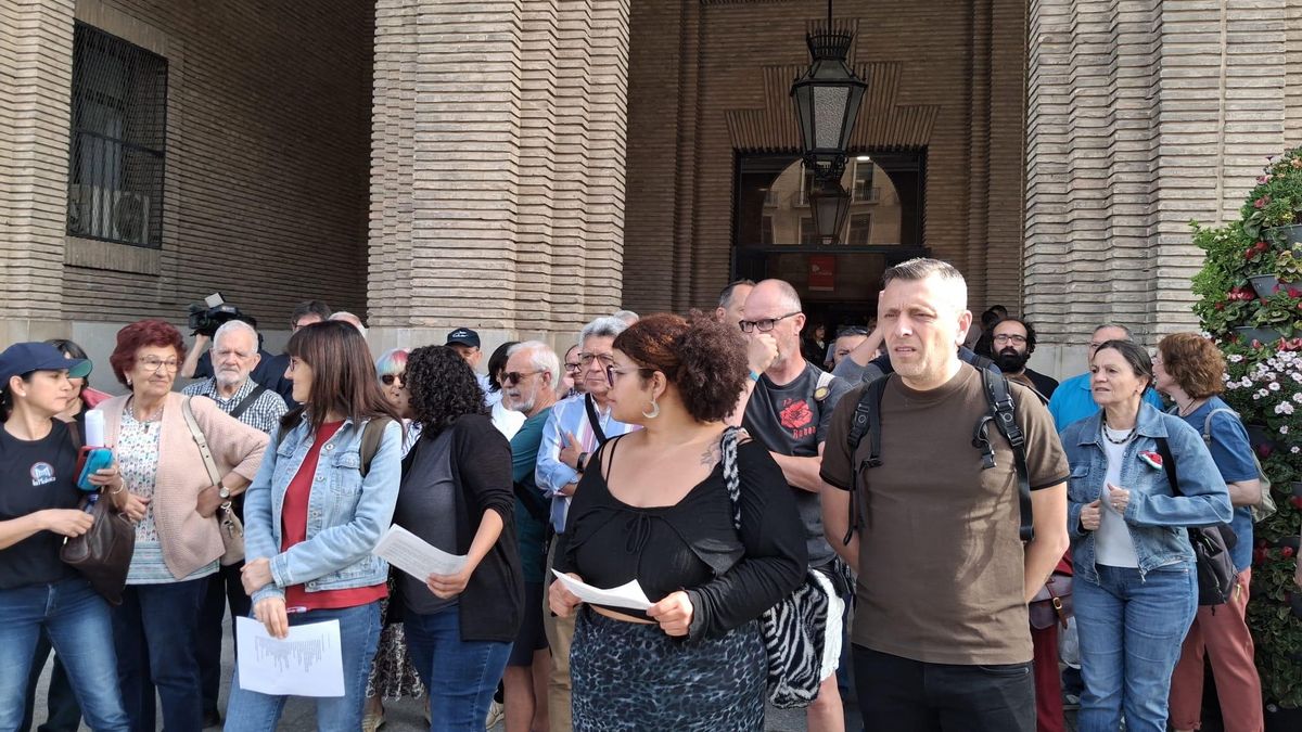 colectivos sociales, sindicales y ciudadanos se manifiestan ante el Ayuntamiento de Zaragoza