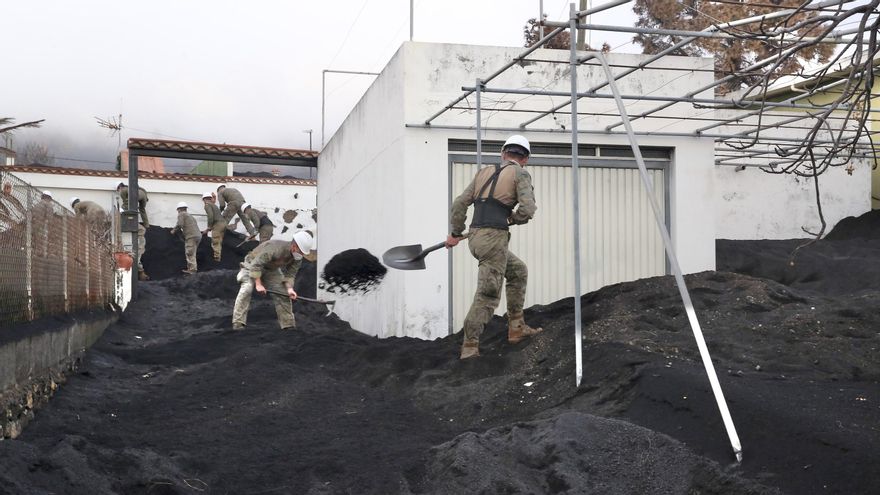 Militares en labores de recogida de ceniza en Las Manchas.