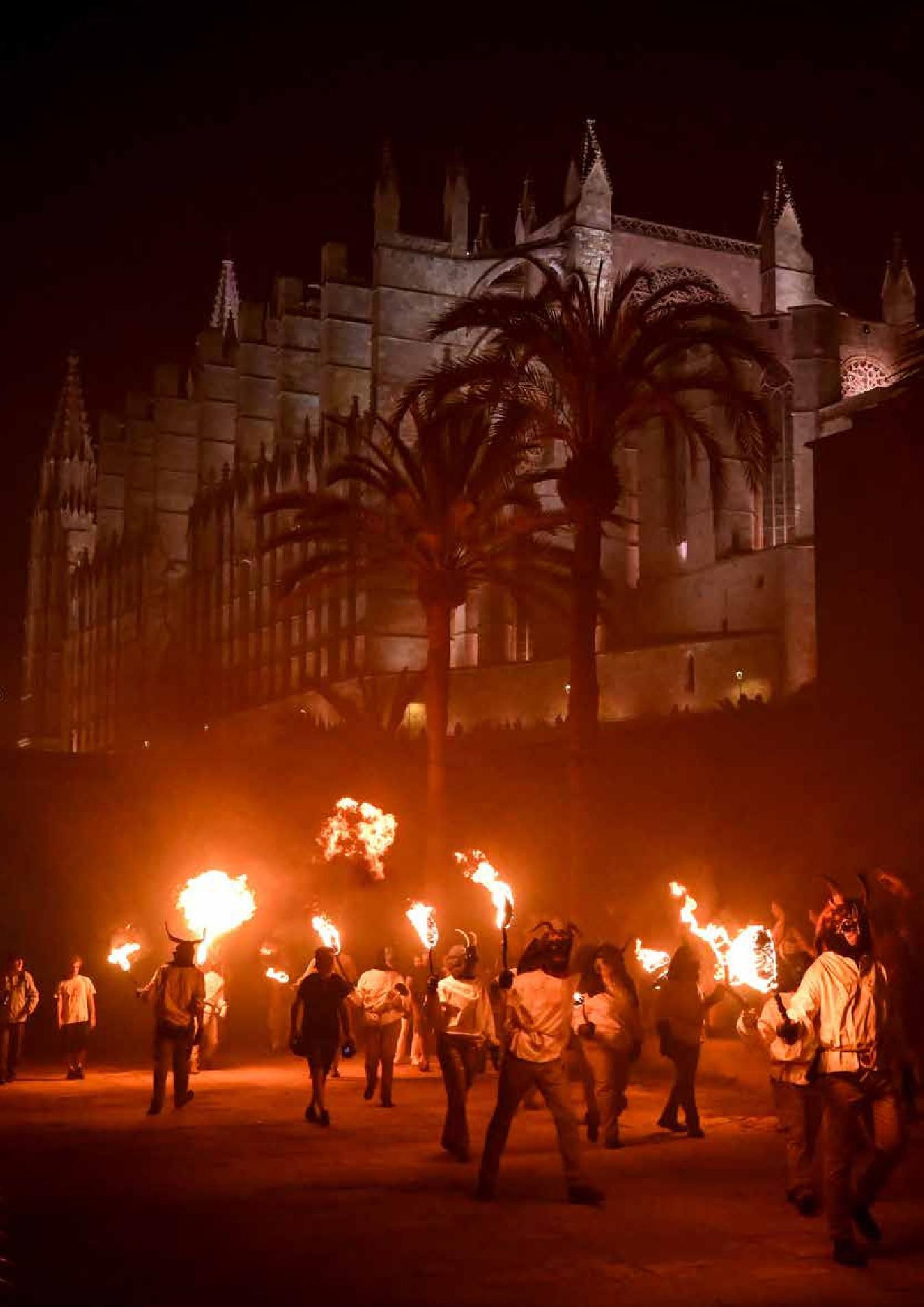Correfoc (correfuegos) de las fiestas de Sant Sebastià bajo la catedral de la ciudad.