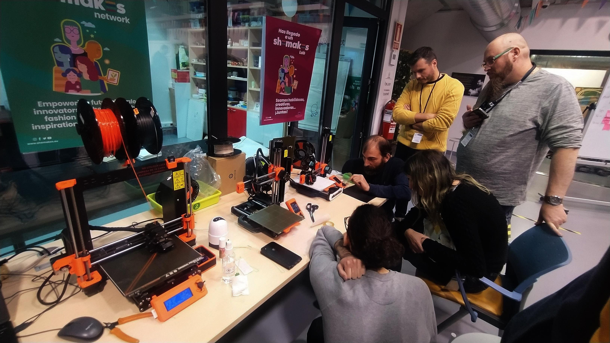 Instructores del Fab Academy 'cacharreando' con impresoras 3D.