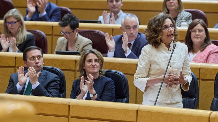 La vicepresidenta primera y ministra de Hacienda, María Jesús Montero, interviene durante una sesión de Control en el Senado.