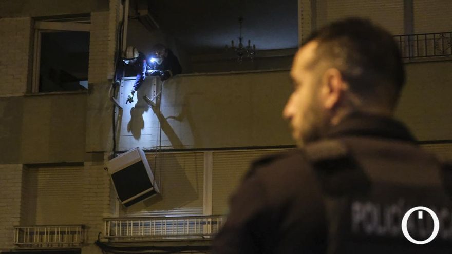 Bomberos y policía trabajando en el lugar de la explosión