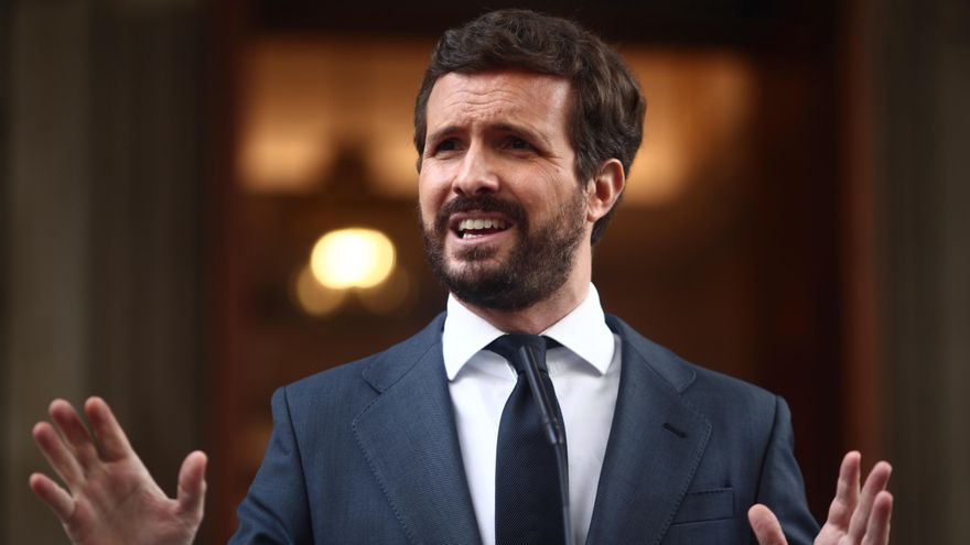 El líder del PP, Pablo Casado, interviene en una rueda de prensa al mismo tiempo que se celebra una sesión de control al Gobierno Central, a 21 de abril de 2021, en el Congreso de los Diputados, Madrid, (España).