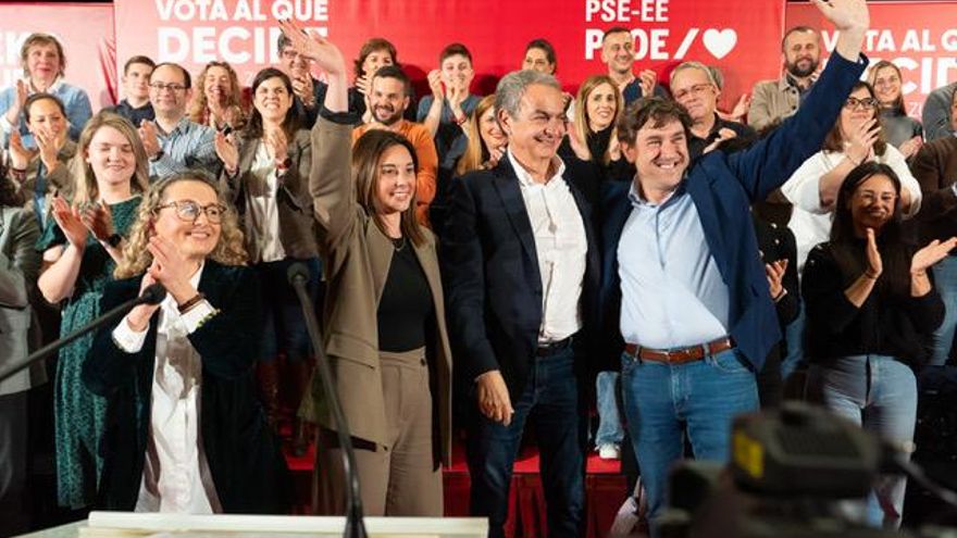 Zapatero pide a EH Bildu que reconozca "cuanto antes" que "el terrorismo es terrorismo"