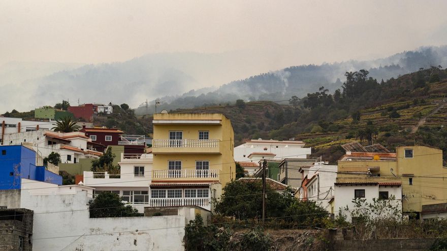 Avance del incendio por el municipio de La Victoria. EFE/Alberto Valdés