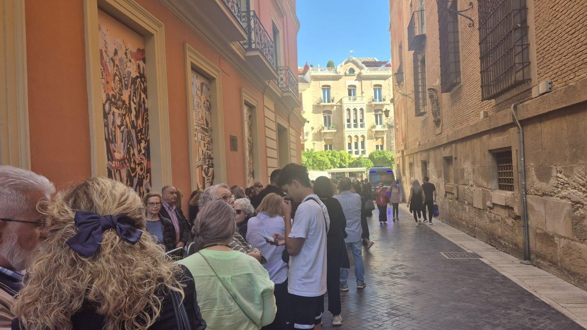 Una fila de murcianos rodea el Ayuntamiento de Murcia para despedir a José Ballesta