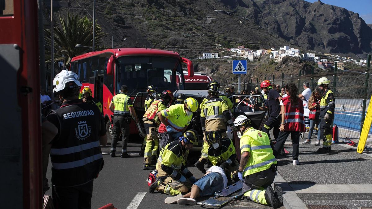 Participantes en el simulacro de erupción volcánica en Garachico, Tenerife.