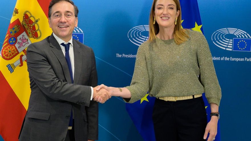El ministro de Asuntos Exteriores, Unión Europea y Cooperación, José Manuel Albares, y la presidenta de la Eurocámara, Roberta Metsola, se reúnen en Bruselas