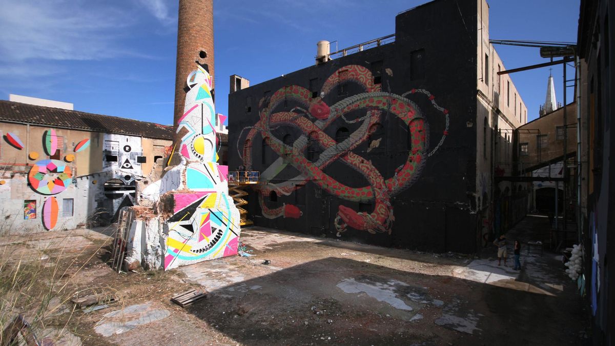Construida en 1852, aunque se llama "La escocesa" está en Barcelona y es de los recintos fabriles más antiguos de este barrio