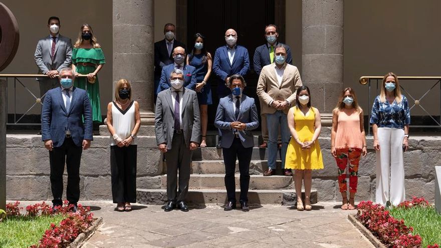 El secretario general de la Organización Mundial del Turismo, Zurab Pololikashvili (3i), visitó este jueves el Parlamento de Canarias, donde fue recibido por su presidente, Gustavo Matos (c), y por la consejera de Turismo del Gobierno de Canarias, Yaiza Castilla (3d)