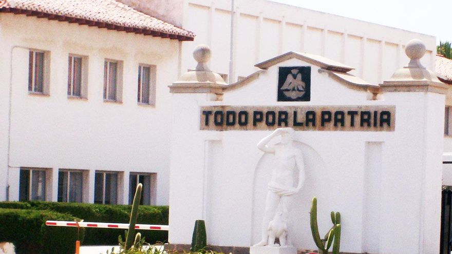 La entrada a un cuartel del Ejército del Aire con el lema 'Todo por la Patria'. Foto: Wikimedia.