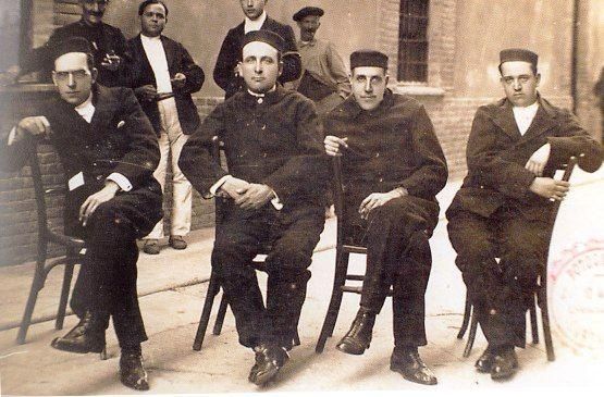 Anguiano, Saborit, Caballero y Besteiro vestidos de presidiarios en el penal de Cartagena