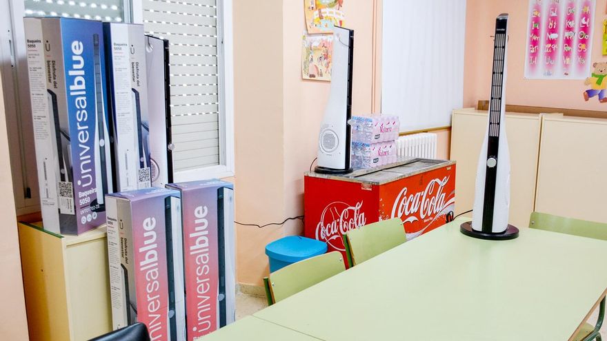 Así se combate el calor en los colegios electorales de Castilla-La Mancha: a base de agua y ventilador