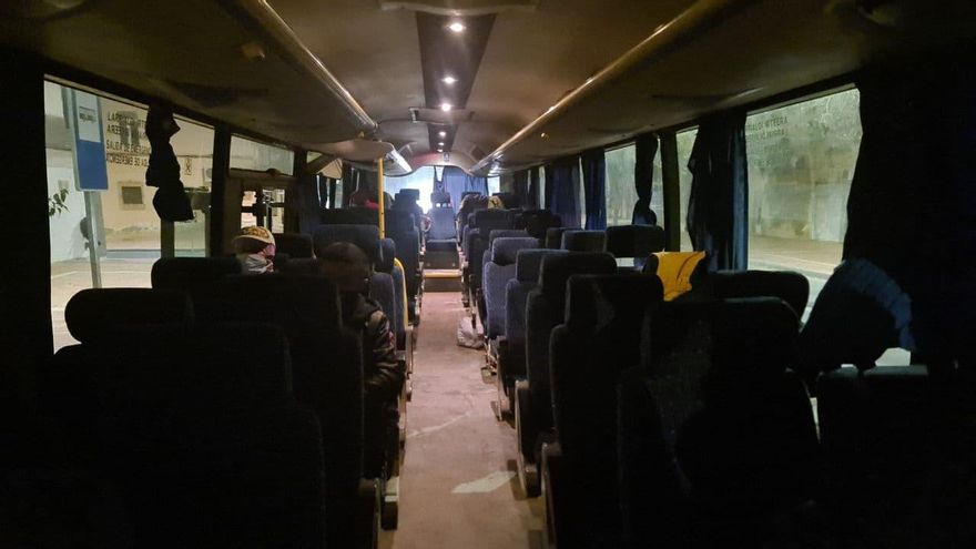 Autobuses que se dirigen al campo, prácticamente vacíos a primera hora de la mañana