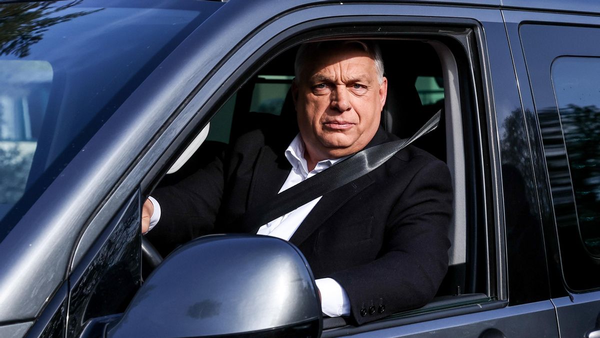 Viktor Orbán, primer ministro de Hungría, se marcha tras votar en las elecciones de 2026.