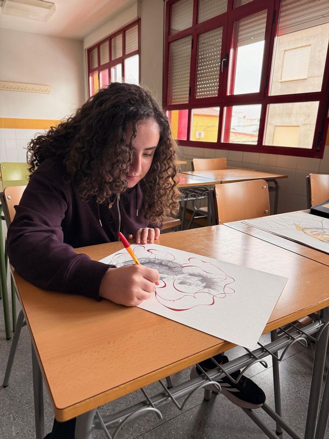 La artista y estudiante Marta Fernández Manjavacas con su dibujo "La tensión entre el ser y el deber ser'