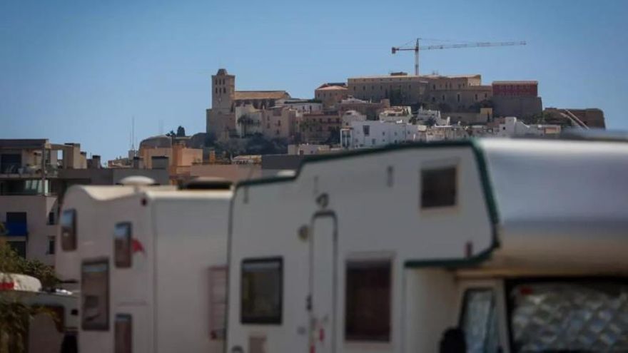 Un caravanista se enfrenta a una multa de hasta 40.000 euros por entrar sin autorización en Ibiza y aparcar en rústico
