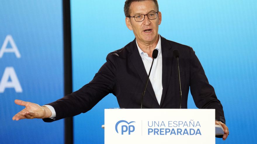 El presidente del Partido Popular, Alberto Núñez Feijóo, durante el acto sectorial sobre economía que han organizado los populares este lunes en Barcelona, en el que Feijóo presentará el programa económico de la formación para las próximas elecciones generales. EFE/Enric Fontcuberta