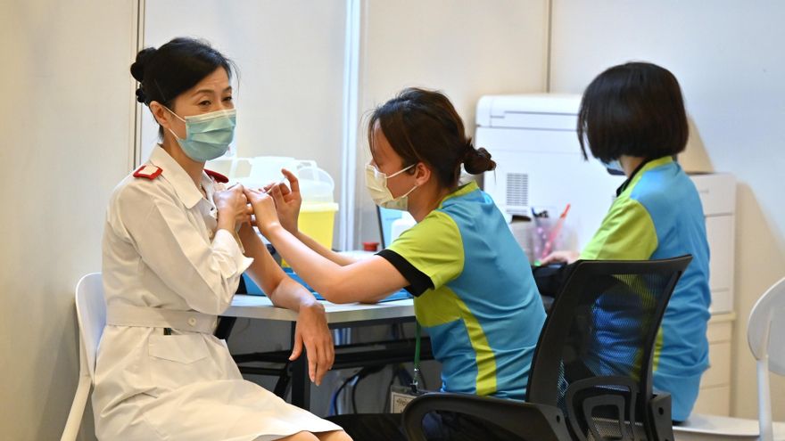 Un trabajador de salud recibe una vacuna COVID-19 en una clínica en Hong Kong, China. EFE/EPA/PETER PARKS / Archivo