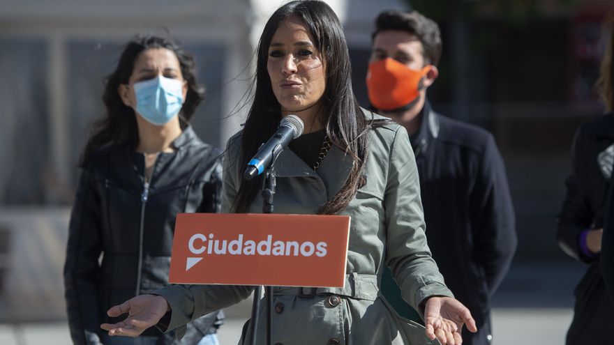 La vicealcaldesa de Madrid, Begoña Villacís, durante la presentación de una lona de campaña del partido