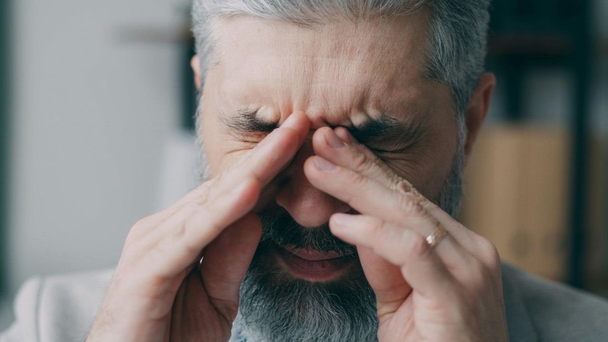 De la distancia a la humedad: las claves de un oftalmólogo para evitar que el aire acondicionado nos haga daño a los ojos