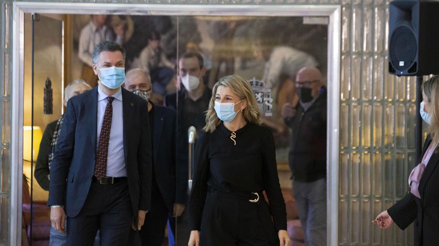 La vicepresidenta segunda y ministra de Trabajo, Yolanda Díaz, junto al líder de la Confederación Europea de Sindicatos, Luca Visentini, a los que siguen los líderes de CCOO y UGT, Unai Sordo y Pepe Álvarez.