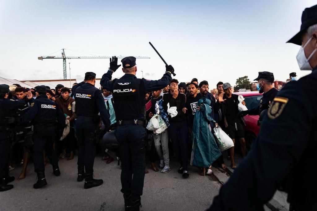 Traslado de cientos de migrantes a un nuevo centro temporal de acogida en Ceuta