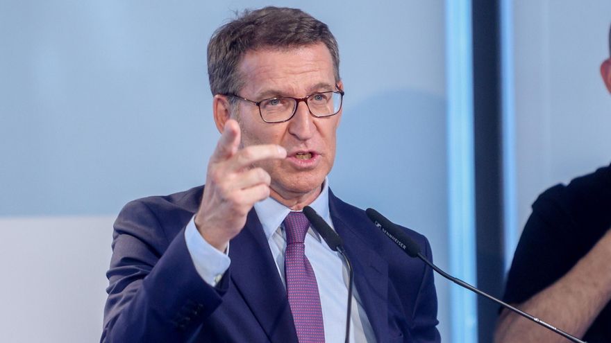 El presidente del Partido Popular y candidato a la Presidencia del Gobierno, Alberto Núñez Feijóo, interviene en un encuentro organizado por La Razón, en la sede de La Razón, a 3 de julio de 2023, en Madrid (España). Durante el acto, Feijóo ha explicado l