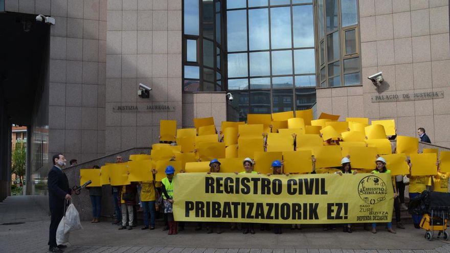 Muro simbólico construido por los sindicatos para exigir un Registro Civil "público y gratuíto".