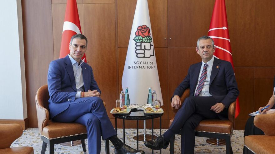 Pedro Sánchez junto con el líder del principal partido opositor en Turquía, Ozgur Ozel.