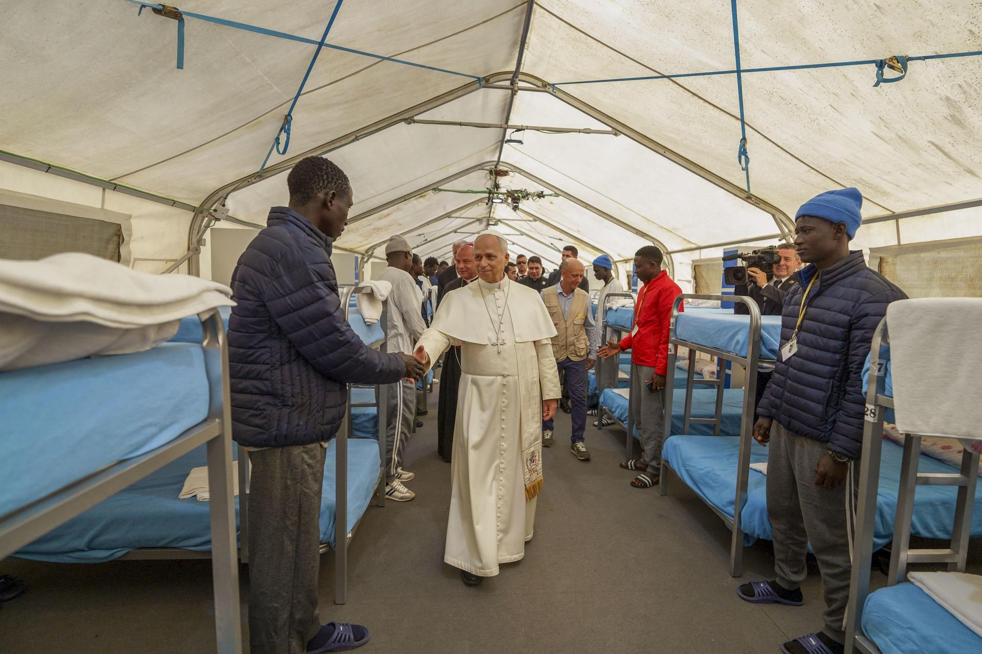 El papa León XIV saluda a varios migrantes en el centro de primera acogida Las Raíces de Tenerife.