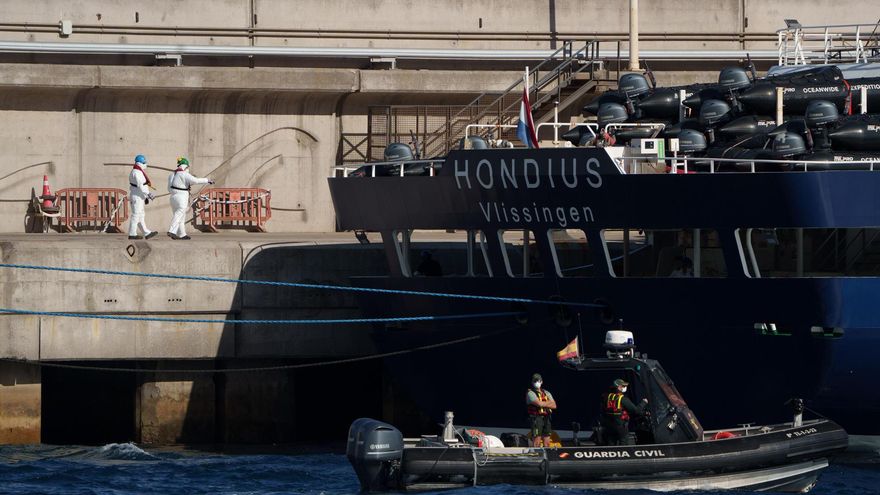 El MV Hondius ha atracado este lunes en el puerto tinerfeño de Granadilla de Abona "el mínimo tiempo imprescindible" por razones meteorológicas, tal y como ha recomendado Capitanía Marítima.