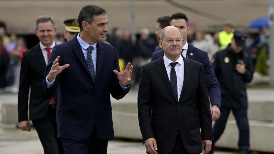 El presidente del Gobierno, Pedro Sánchez, y el canciller alemán, Olaf Scholz, en la cumbre hispano-alemana
