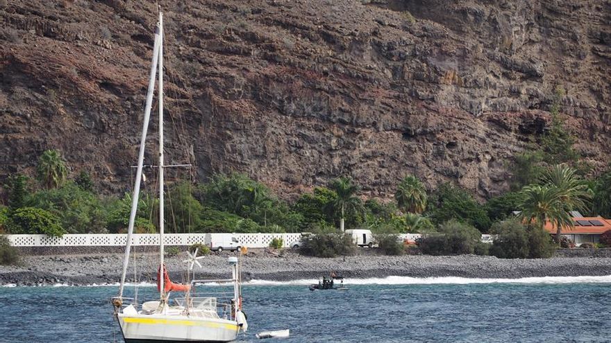 Efectivos del dispositivo de emergencia estudian la seguridad del terreno en Argaga, en La Gomera, tras producirse un desprendimiento. EFE/Violeta Mesa