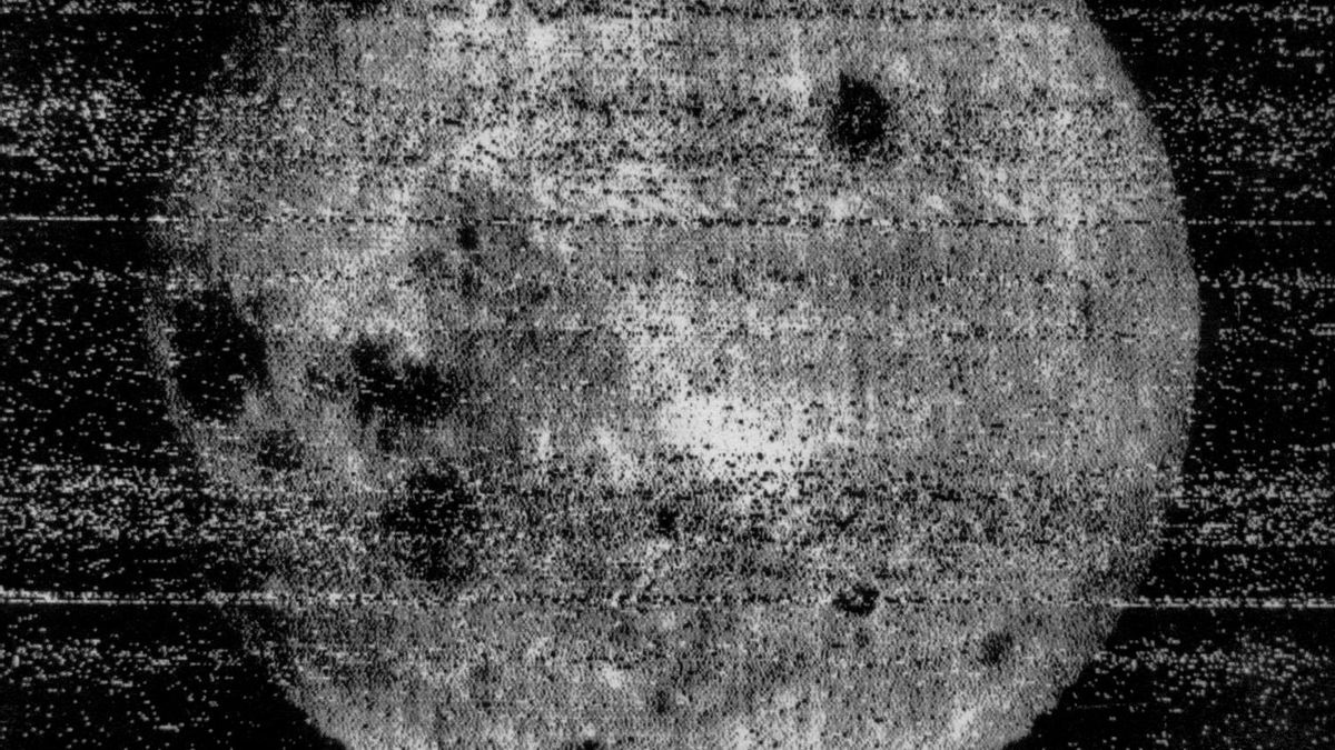 La primera imagen que envió el Luna 3 mostró que la cara oculta de la Luna era muy diferente del lado visible.