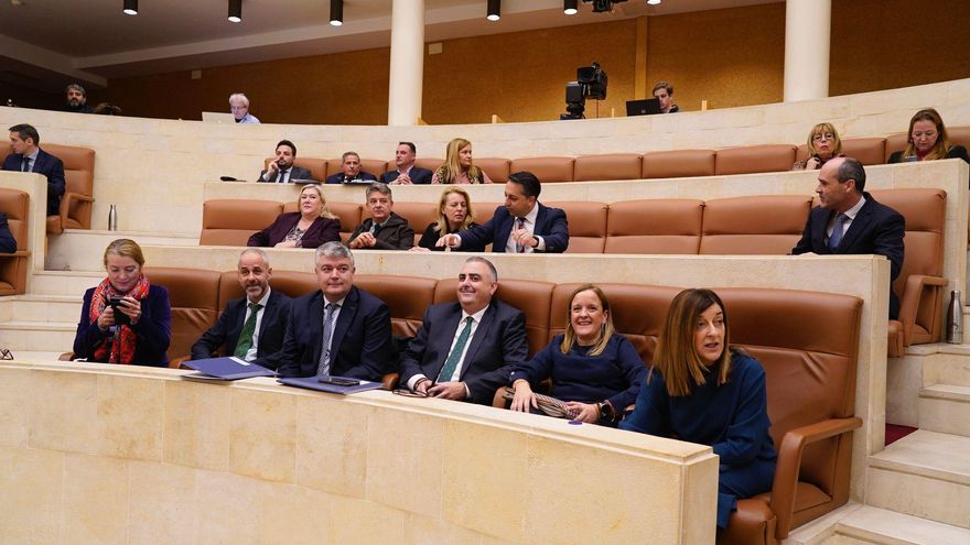 El PRC presta un balón de oxígeno al PP para aprobar con sus votos un presupuesto "continuista" en Cantabria