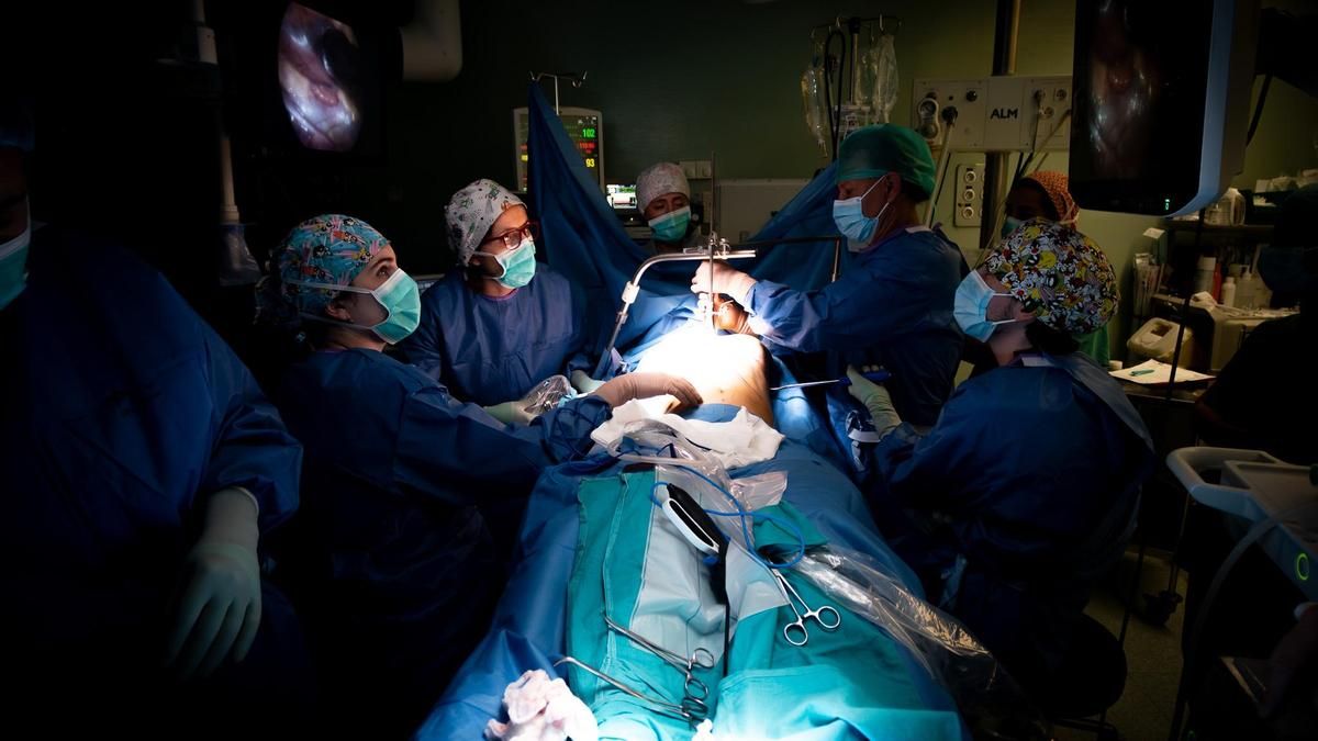 Operación de Cirugía Pediátrica en el Hospital de León a niños con una deformidad congénita del tórax.