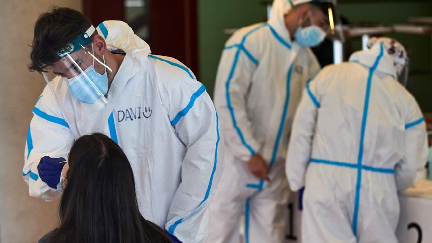 El virus sigue cediendo y aliviando poco a poco los hospitales en Cataluña. EFE/Alejandro García/Archivo