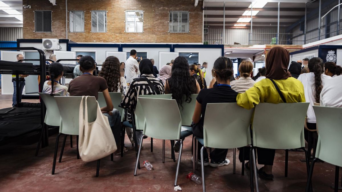 Mujeres migrantes a la espera del triaje, Ceuta