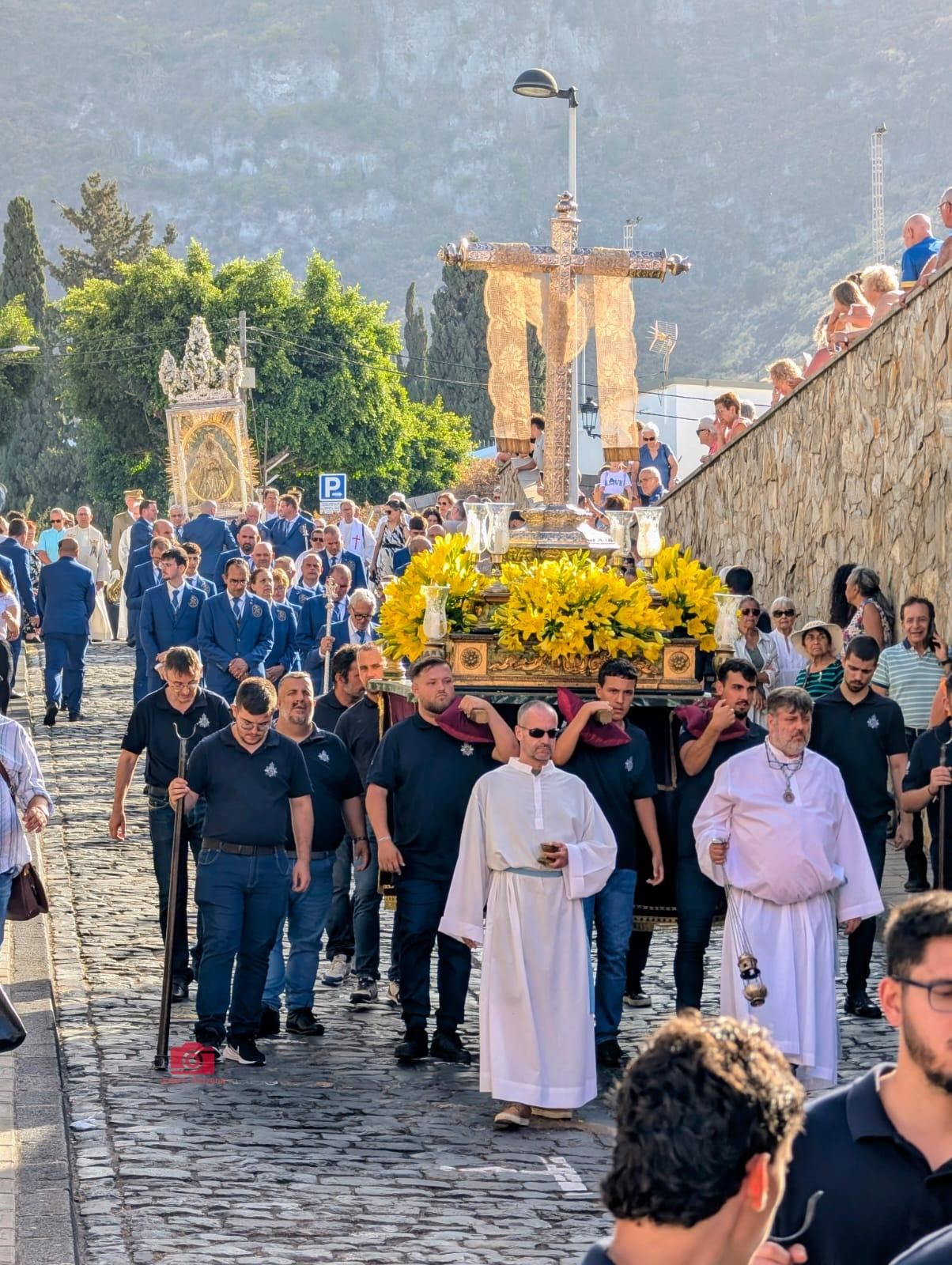 La Procesión General Sur bajando por el barrio de San Telmo.