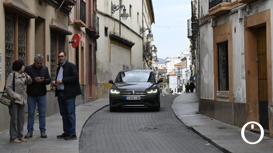 El tráfico regresa a la calle Alfaros y estrena el 'asfalto impreso'