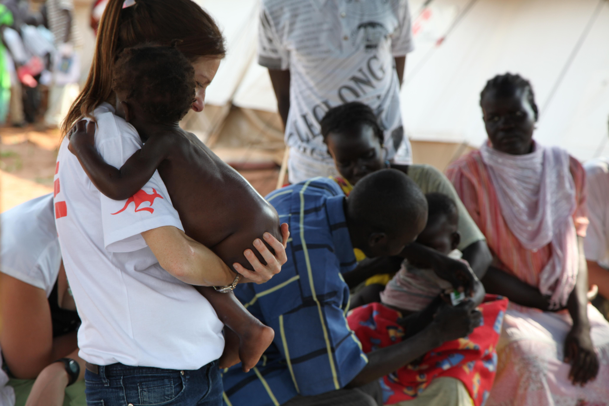 La intervención médica ha hecho posible que la tasa de mortalidad en el campo de refugiados de Yida se haya reducido de un 25% a un 2%. Una enfermera de MSF abraza a un niño en el programa de Alimentación Terapéutica Intensiva en Yida.