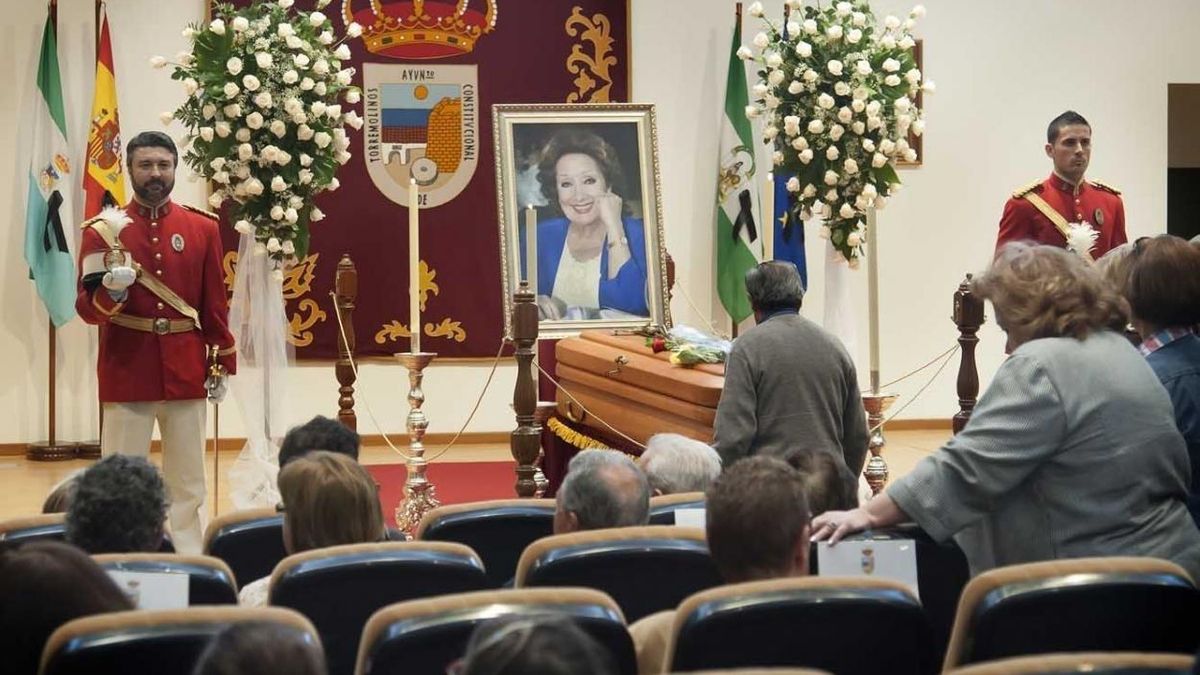 Multitud de amigos y vecinos se despiden de Marifé de Triana en la capilla ardiente
