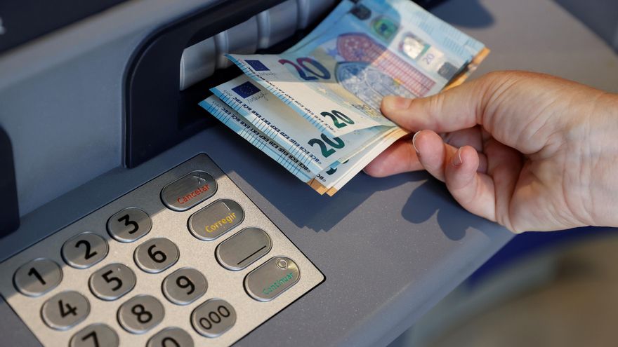 Una persona saca dinero de un cajero de una entidad bancaria en Madrid. EFE/Emilio Naranjo