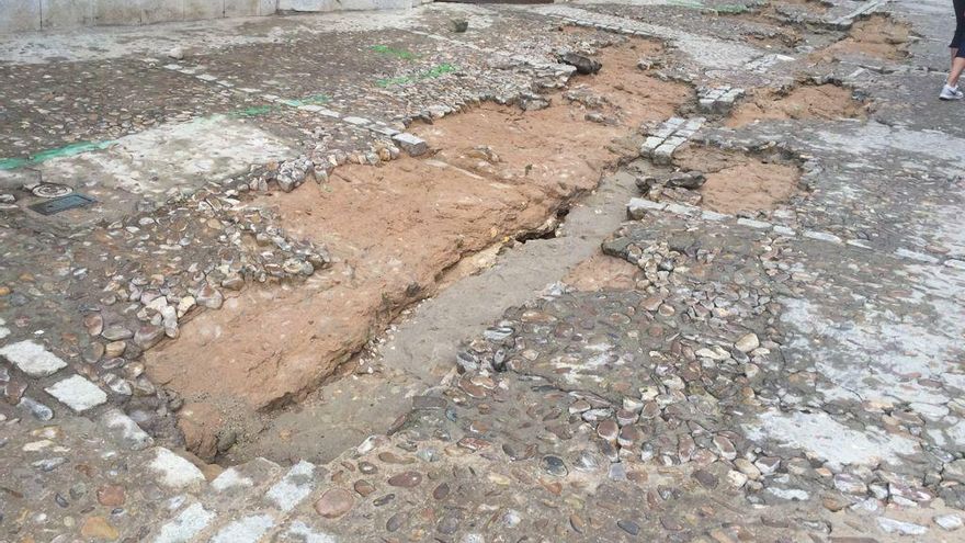 Daños en el firme del Casco Histórico, en la plaza de la Barca de Pasaje