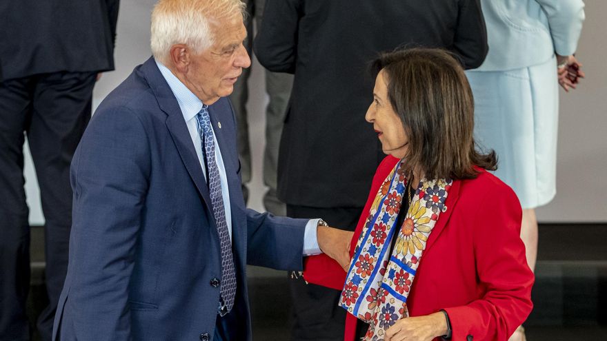 La ministra española de Defensa, Margarita Robles, y el alto representante europeo para Asuntos Exteriores, Josep Borrell, en Praga.EFE/EPA/MARTIN DIVISEK