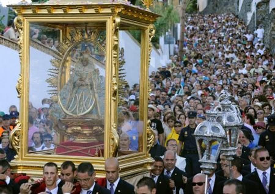 El  Sillón de Viaje de oro de la Virgen de las Nieves: celebrando 50 años de tradición y devoción.
