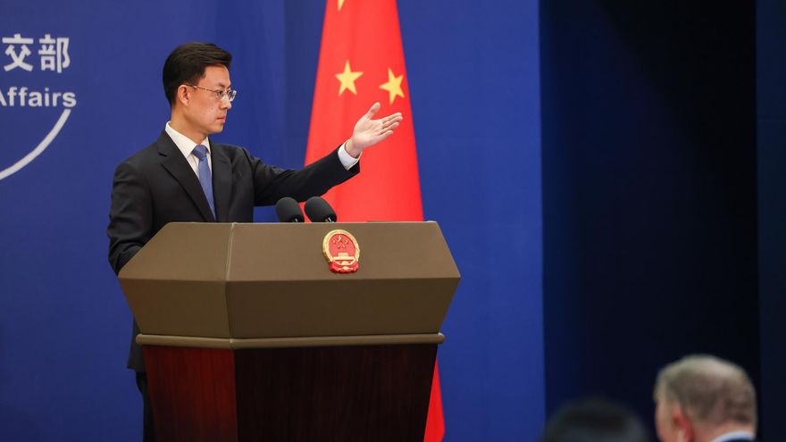 Fotografía de archivo, tomada el 01/04/2025, que muestra al portavoz del Ministerio de Exteriores de China, Guo Jiakun, durante una rueda de prensa en Pekín. EFE/EPA/WU HAO